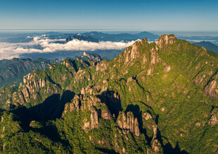 壮丽山景 绿意盎然的峰峦