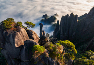 奇峰云雾间的壮美山景
