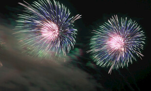夜空中绚烂的多彩烟花