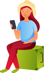 女子坐行李箱上用手机