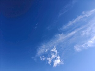 蔚蓝天空中的轻柔云朵