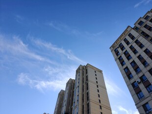 城市高楼与蓝天