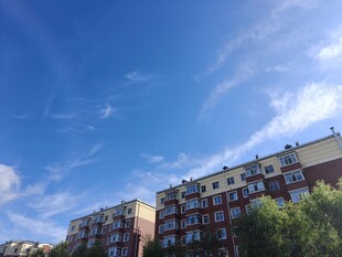 蓝天之下的居民楼景观