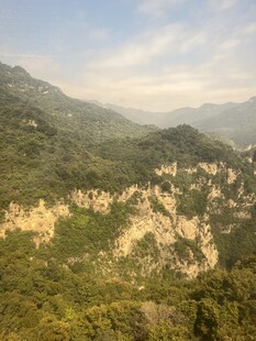 山峦叠翠的壮美自然风光