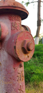 老旧红色消防栓