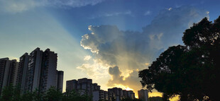 城市黄昏金色阳光穿透云层美景