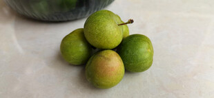 青绿色李子堆叠