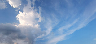 蓝天之上飘浮的洁白云朵