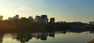 湖畔城市黄昏美景