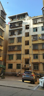 城市街边老旧居民楼