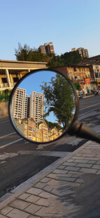 圆形镜面里的城市风光