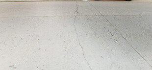  水泥地面裂缝裂纹特写