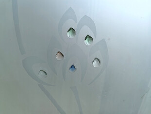 玻璃上的多彩几何图案