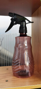 棕色喷雾瓶置于木台上