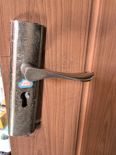 坏掉的金属门锁把手特写