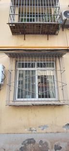 老旧墙面的窗户与阳台