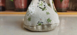 米色布艺香包局部