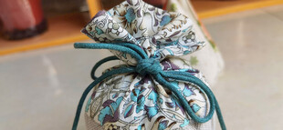 蓝白花纹抽绳束口布袋