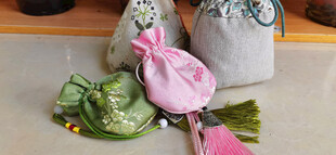 精致手工艺品香囊展示