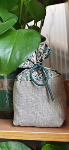 绿植旁的精致布艺香包