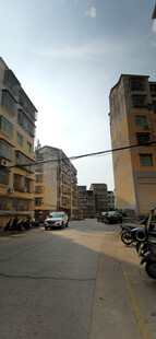 小区里的多层居民楼