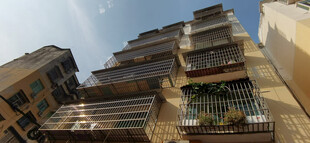 仰拍老旧居民楼外观景象