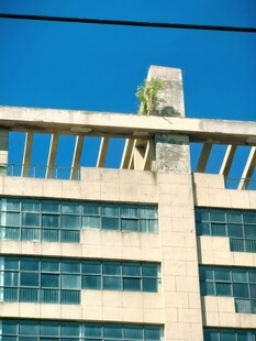 现代风格建筑外观一角
