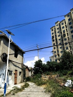 老旧房屋与新建高楼对比