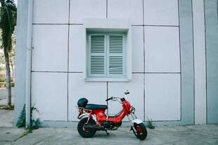 墙边的复古红色小摩托