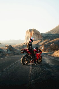 公路上的酷炫越野摩托车手
