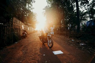 夕阳下骑行的乡间身影