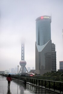 上海外滩雾中城市景观