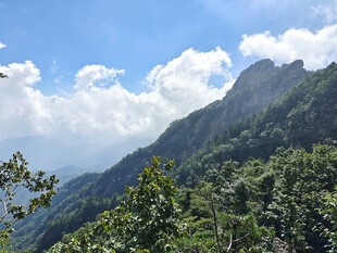 青山蓝天间的秀丽山景