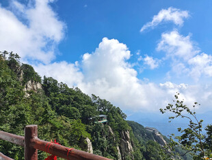 青山蓝天美景