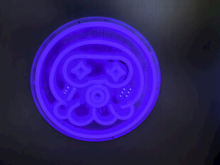 紫色发光图案特写