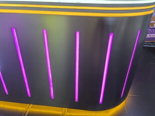 紫色灯光装饰的时尚柜台