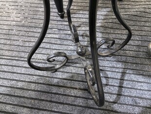 复古铁艺凳脚细节特写