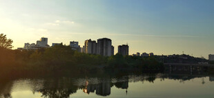 湖畔城市黄昏美景