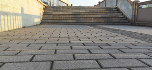 户外砖铺地面场景