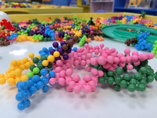 多彩积木玩具散落展示