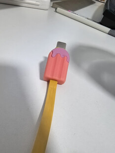 彩色充电线特写