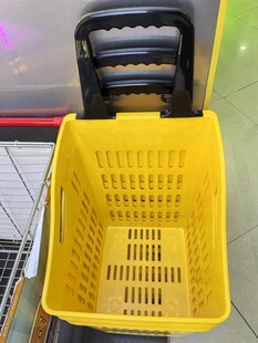 黄色塑料购物篮特写