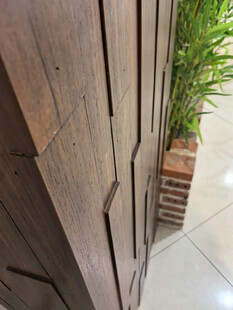 木质墙脚与旁边的绿植装饰