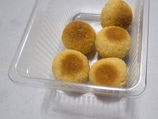 透明盒中的美味小面包