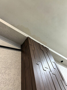 木质装饰柱与天花板细节