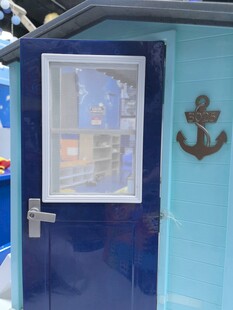 蓝色小屋模型上的锚形装饰