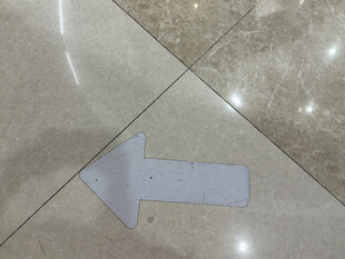 地面箭头指示标识