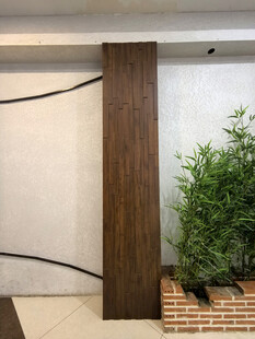 室内绿植旁的木质装饰柱