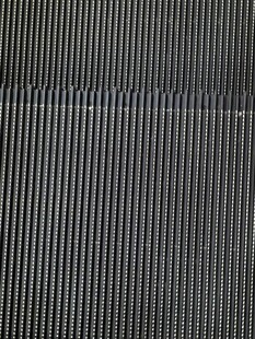 黑色金属纹理的电梯阶梯特写