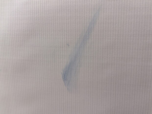 浅色面料上的蓝色痕迹